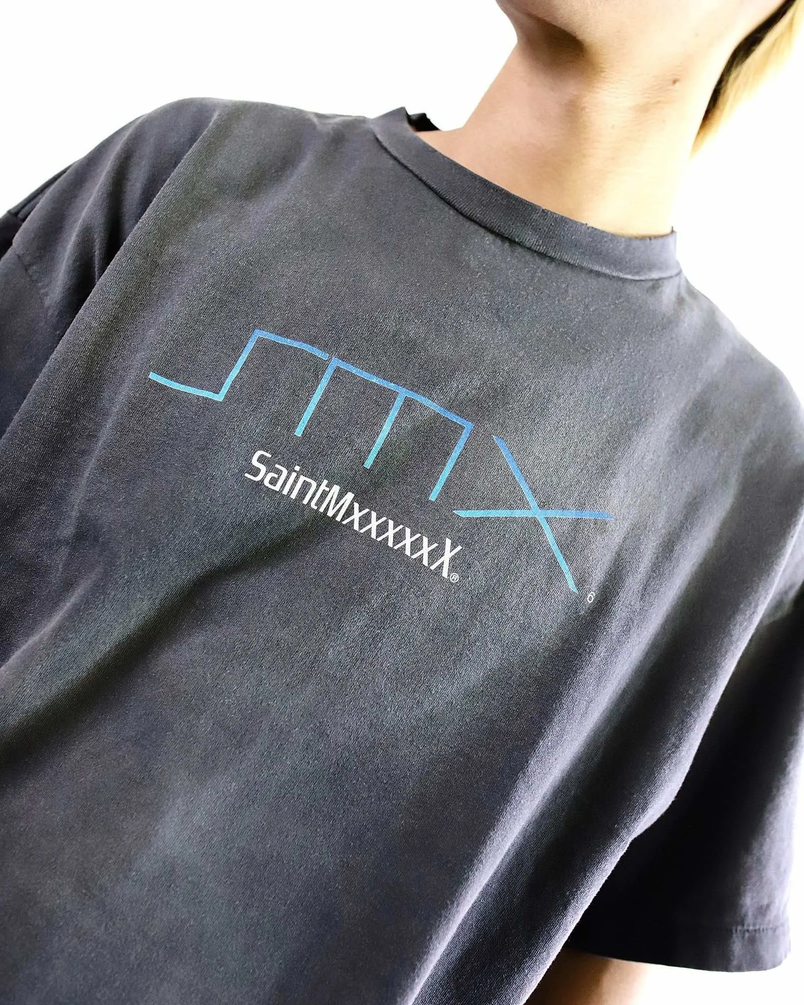 SAINT Mxxxxxx SM6 TEE/BLK latest model SM6 basic LOGO printed TEE, washed black S-XL, garment dyeing, heavy washing to make old, hanging holes, highly restored original printing, correct with anti-counterfeiting angel mark